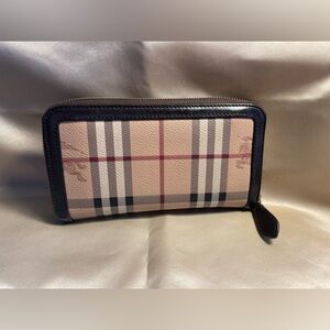 BURBERRY / Gorgeous Haymarket check Zippy Wallet Authentic